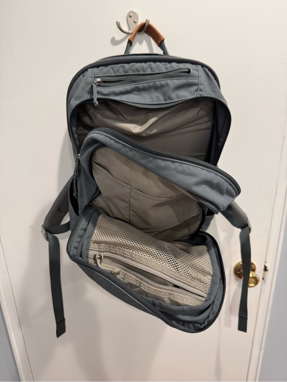 Fjallraven Raven 28 Backpack - Picture 2 of 9